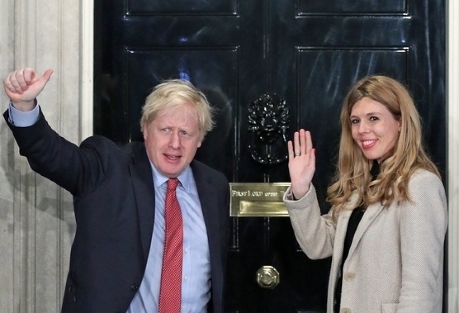 Boris Johnson y su novia Carrie Symonds son padres de un niño