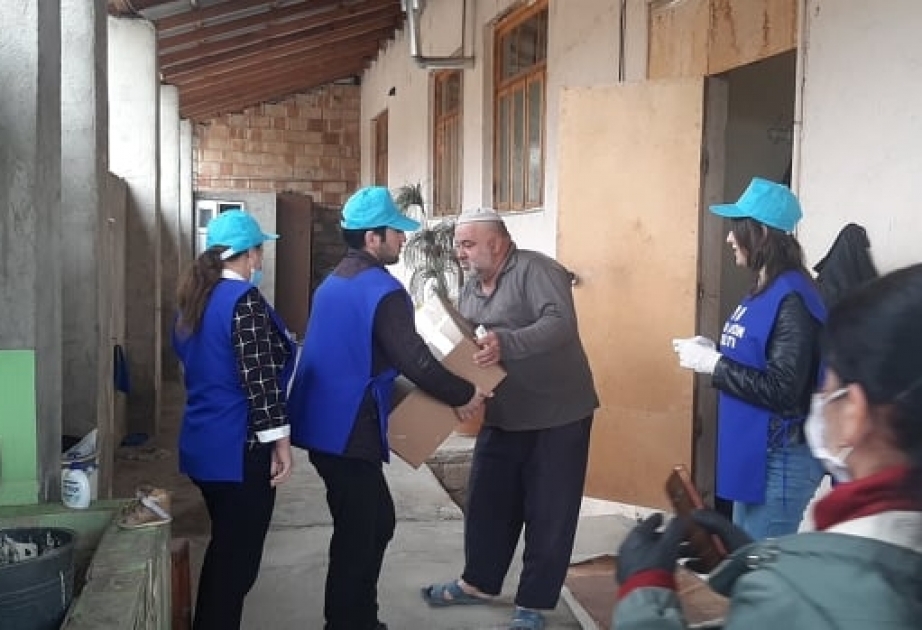 YAP-ın könüllüləri və Əmək və Əhalinin Sosial Müdafiəsi Nazirliyinin əməkdaşları ahıl vətəndaşlara yardım paylayırlar