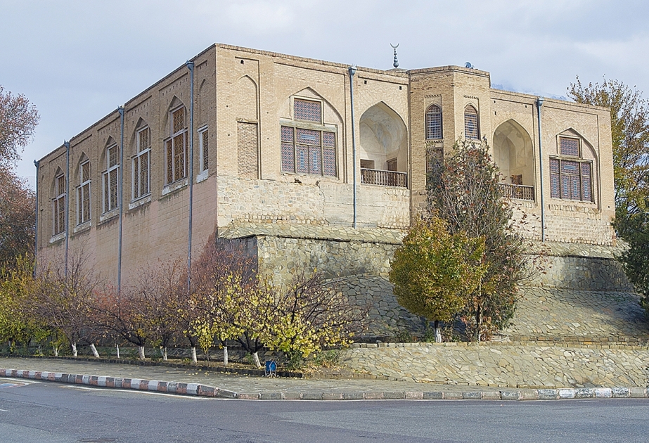 Bu məscidin binasında I Şah Abbasın fərmanının mətni əks olunub