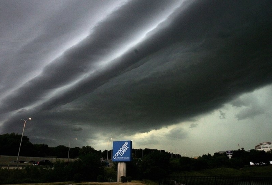 ABŞ-da şiddətli fırtına 270 mindən çox insanı işıqsız qoyub