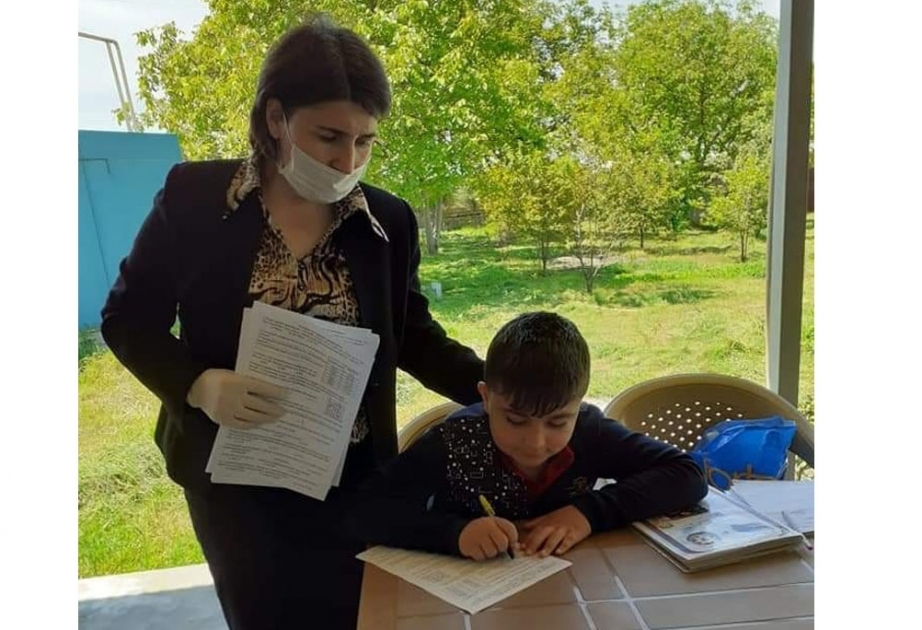 Şəkili müəllimlər şagirdlərinin evlərinə gedərək dərsləri ilə maraqlanıblar