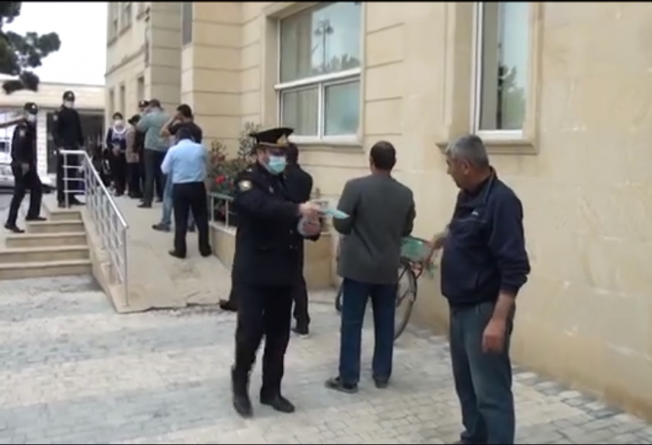 Yevlaxda polis əməkdaşları sakinlərə tibbi maskalar paylayıblar