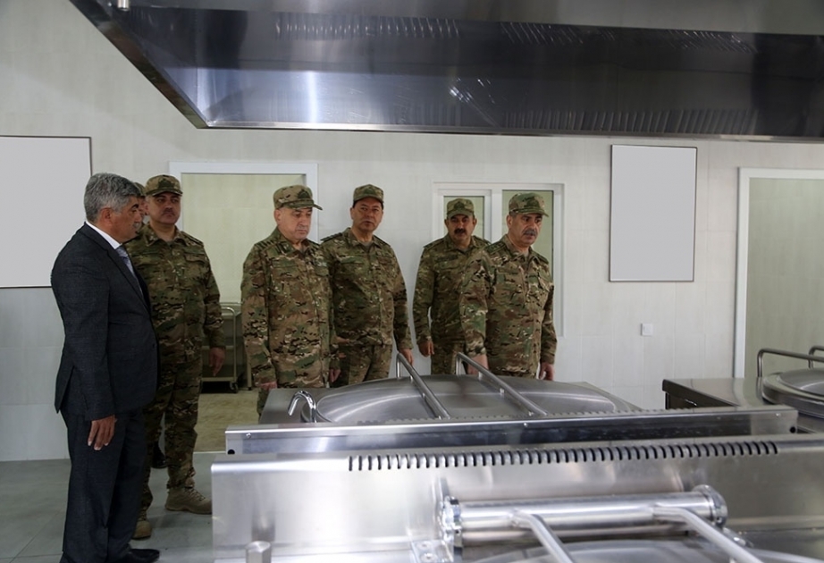 Ministro de Defensa de Azerbaiyán observa la unidad militar en construcción en el frente