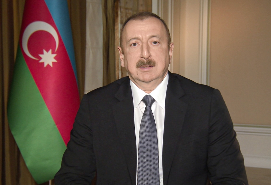 Präsident Ilham Aliyev gibt dem Fernsehsender 