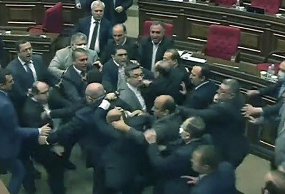 Ermənistan parlamentində kütləvi dava düşüb VİDEO
