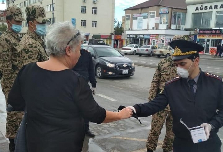 Polis vətəndaşlara tibbi maskalar paylayıb