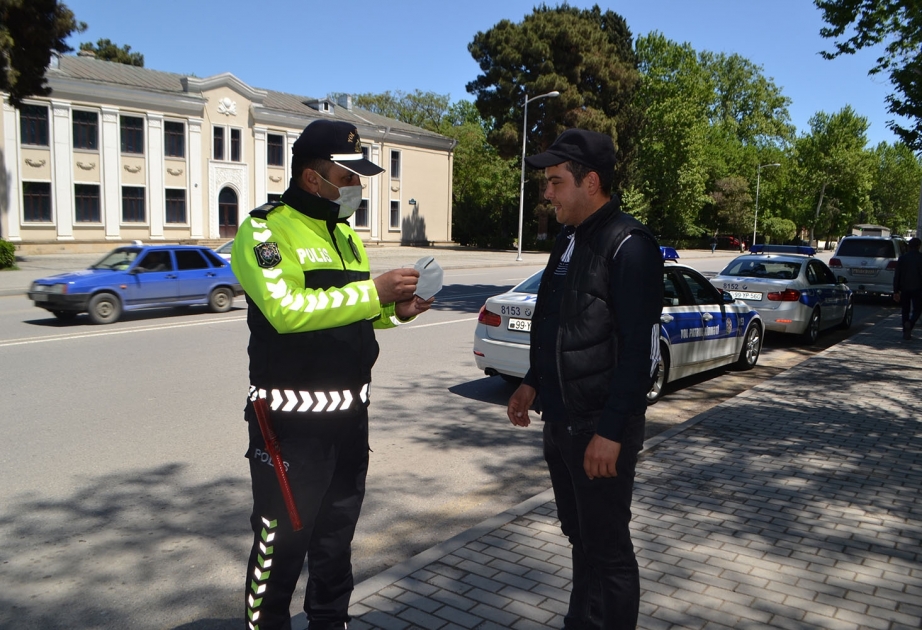 Mingəçevirdə və Zaqatalada polis sakinlərlə maarifləndirici söhbətlər aparıb, onlara tibbi maska paylayıb