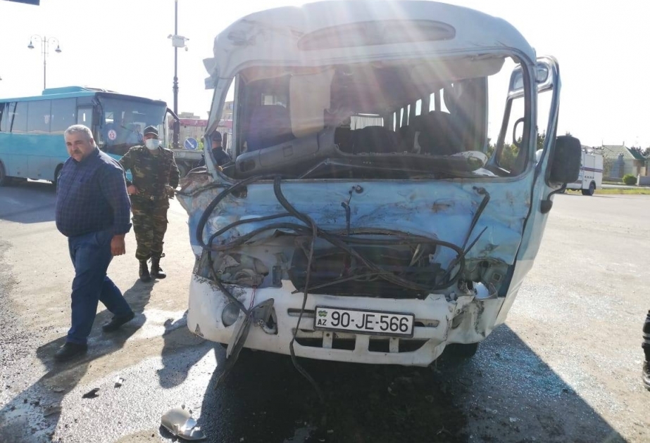 Sumqayıtda mikroavtobusla yük maşını toqquşub