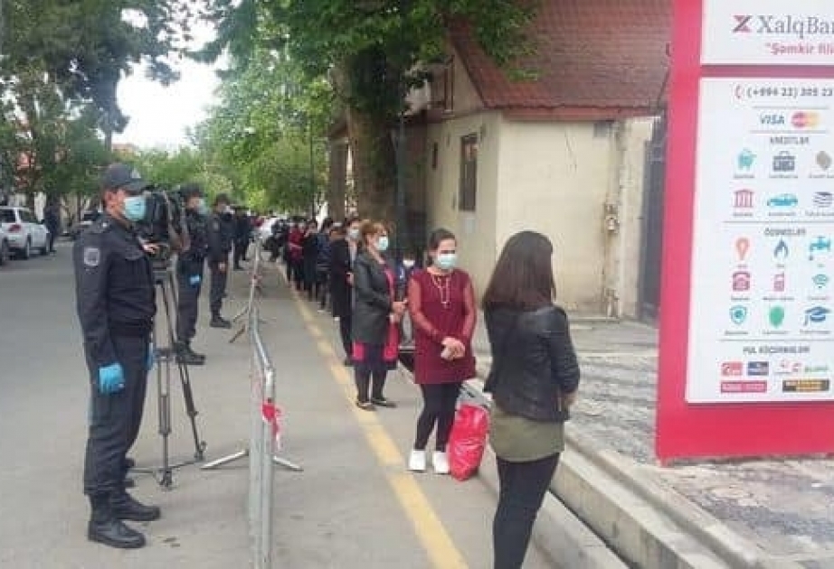 Şəmkirdə polis sakinlərlə maarifləndirici söhbətlər aparıb, onlara tibbi maska paylayıb