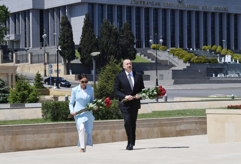 Ilham Aliyev rindió homenaje a los azerbaiyanos muertos en la Gran Guerra Patria