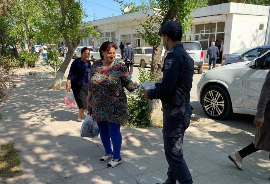 Hacıqabul polisi sakinlərə 500 tibbi maska paylayıb