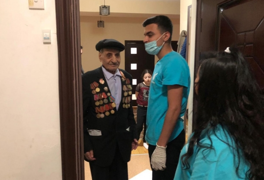 Könüllülər müharibə veteranlarını ziyarət ediblər