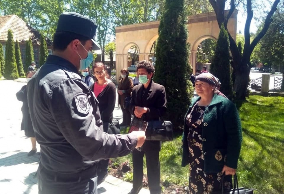 Qax rayonunda Polis əməkdaşları sakinlərə tibbi maska paylayıblar