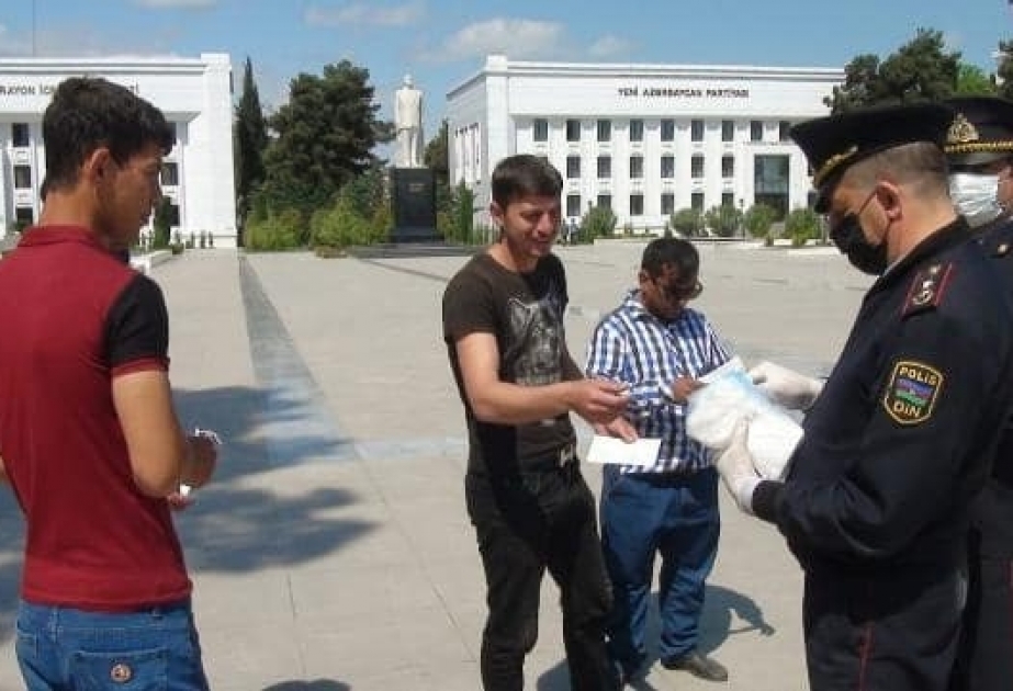 Sabirabadda sakinlərə tibbi maskalar paylanılıb
