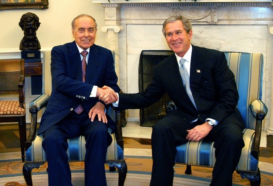 George Bush : Heydar Aliyev durante largo tiempo fue un hombre influente grande en Cáucaso del Sur