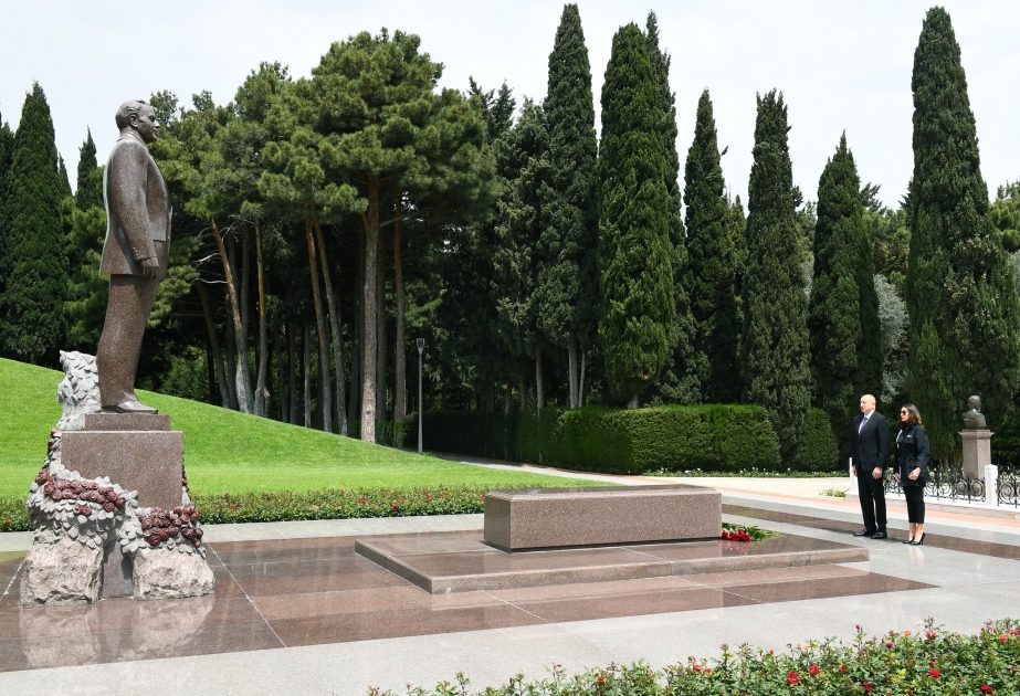 President Ilham Aliyev and first lady Mehriban Aliyeva visited tomb of national leader Heydar AliyevVIDEO