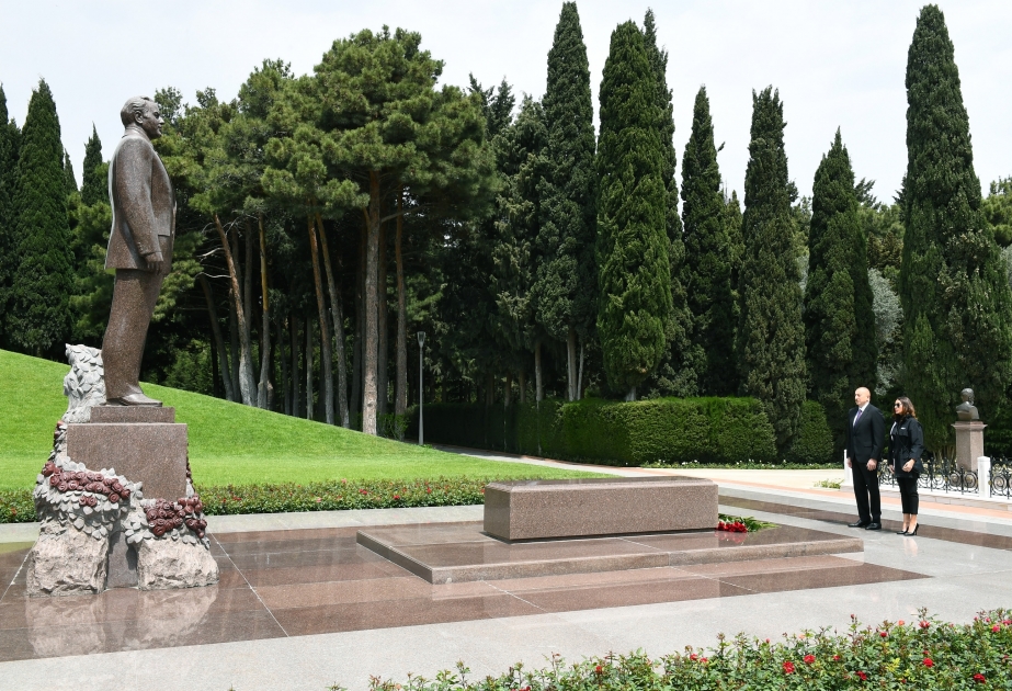 Präsident Ilham Aliyev und First Lady Mehriban Aliyeva besuchen Grabmal von Nationalleader Heydar Aliyev VIDEO