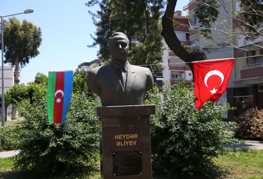 İzmir şəhərində ulu öndər Heydər Əliyevin abidəsi ziyarət edilib