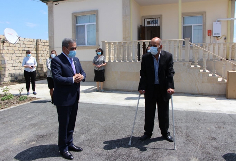 Prezident İlham Əliyevin göstərişi ilə YAP tərəfindən tikilmiş mənzil Qarabağ müharibəsi əlilinə təqdim olunub