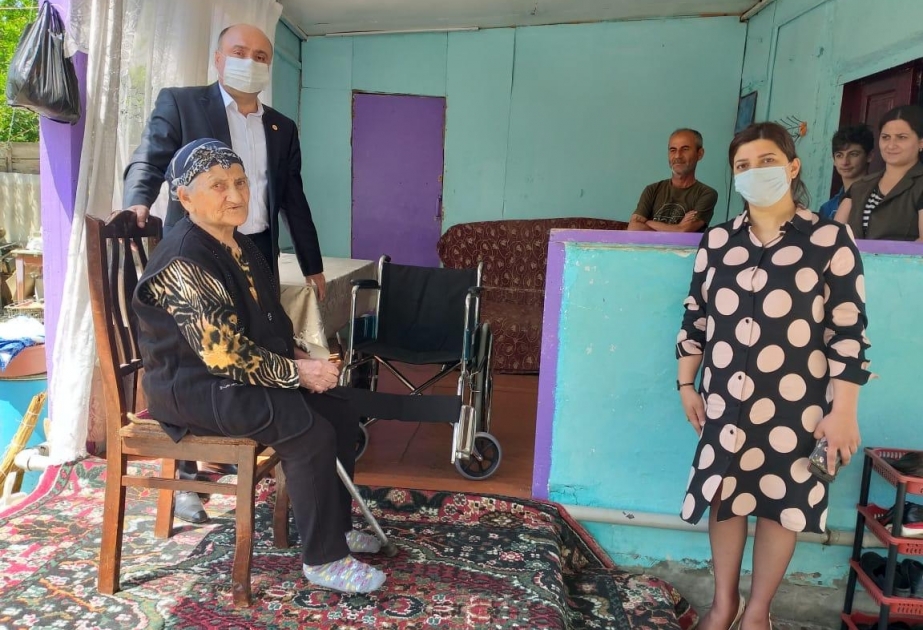 Yevlaxda sağlamlıq imkanları məhdud sakinlərə əlil arabaları hədiyyə edilib