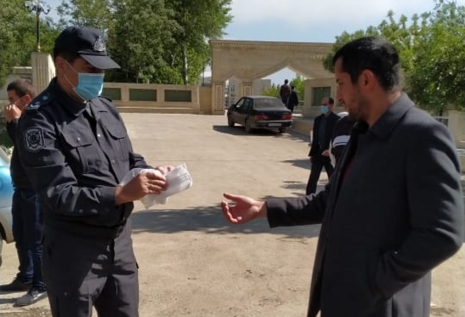 Polis əməkdaşları sakinlərə tibbi maska təqdim ediblər