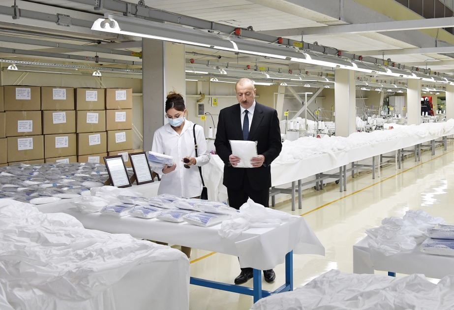 Präsident Ilham Aliyev und First Lady Mehriban Aliyeva weihen Betriebe für Herstellung von Gesichtsmasken und Schutzanzügen in Sumgayit ein VIDEO
