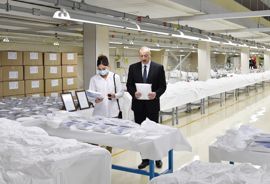 В Сумгайыте состоялось открытие фабрики медицинских масок и предприятия по производству защитных комбинезонов ООО Gilan Tekstil Park  В открытии приняли участие Президент Ильхам Алиев и первая леди Мехрибан Алиева  ОБНОВЛЕНО ВИДЕО