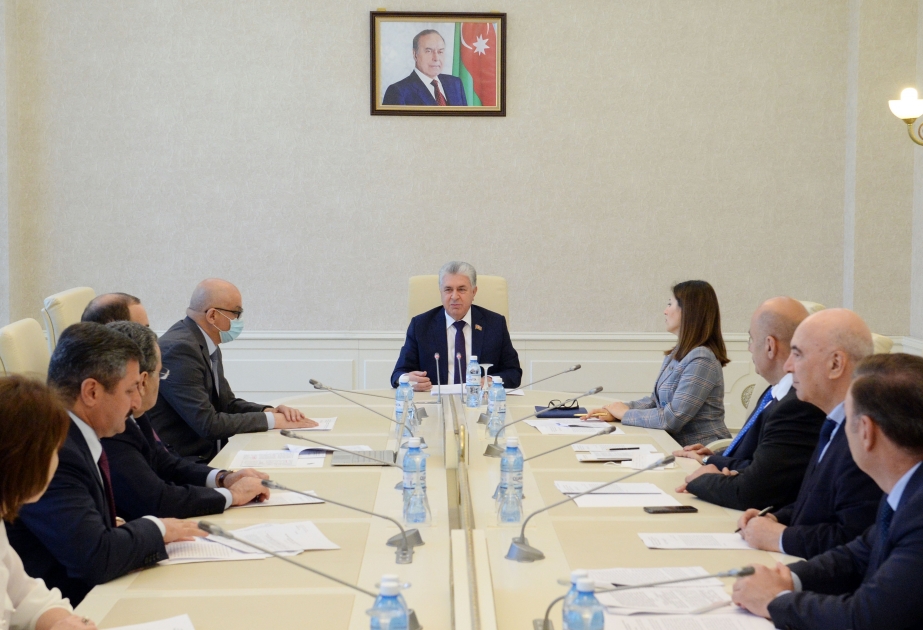 Se recomienda que en la reunión del Milli Madjlis en Azerbaiyán se examinen las enmiendas a 14 leyes