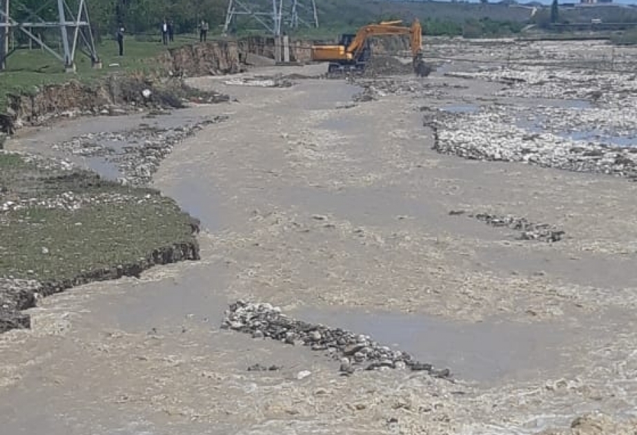 Sel suları 35 kilovoltluq hava xətti üçün təhlükə yaradıb