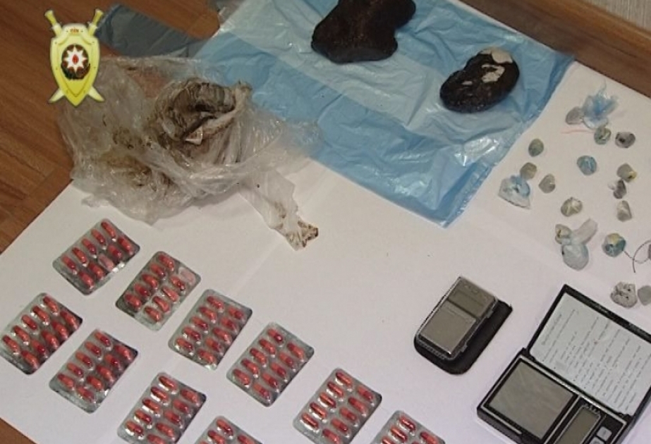 Novxanı qəsəbə sakininin evindən heroin və metamfetamin, həyətindən isə çətənə kolları aşkarlanıb