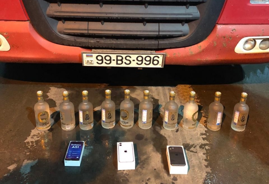 Mobil telefonlar və spirtli içkilərin qanunsuz yolla ölkəyə gətirilməsi cəhdinin qarşısı alınıb