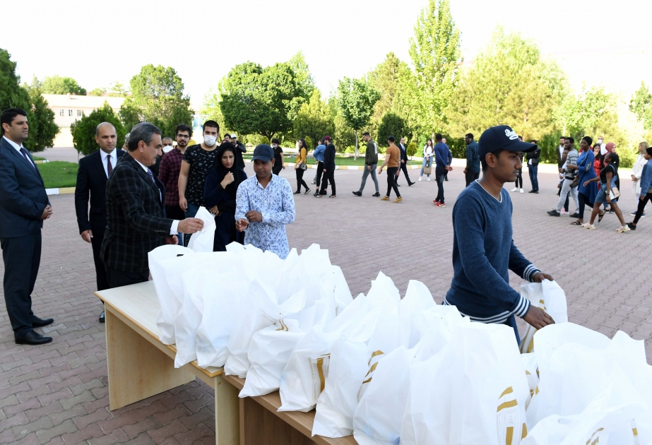 Naxçıvanda iftar yeməkləri paylanıb