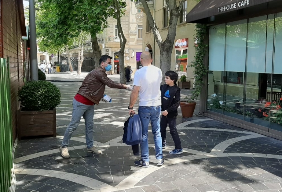 Bakı Abadlıq Xidməti insanlara pulsuz tibbi maska paylayıb