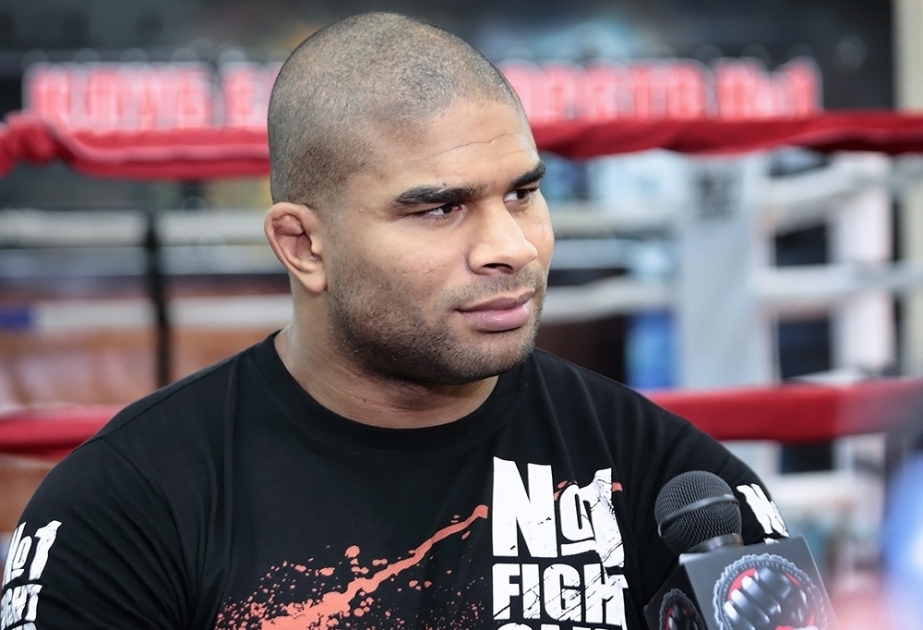 Hollandiyalı MMA ustası Alistar Overim amerikalı döyüşçü Uolt Harrisi texniki nokautla məğlub edib