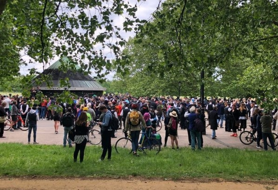 Londonda insanlar koronavirusa görə tətbiq olunan məhdudiyyətlərə etiraz ediblər