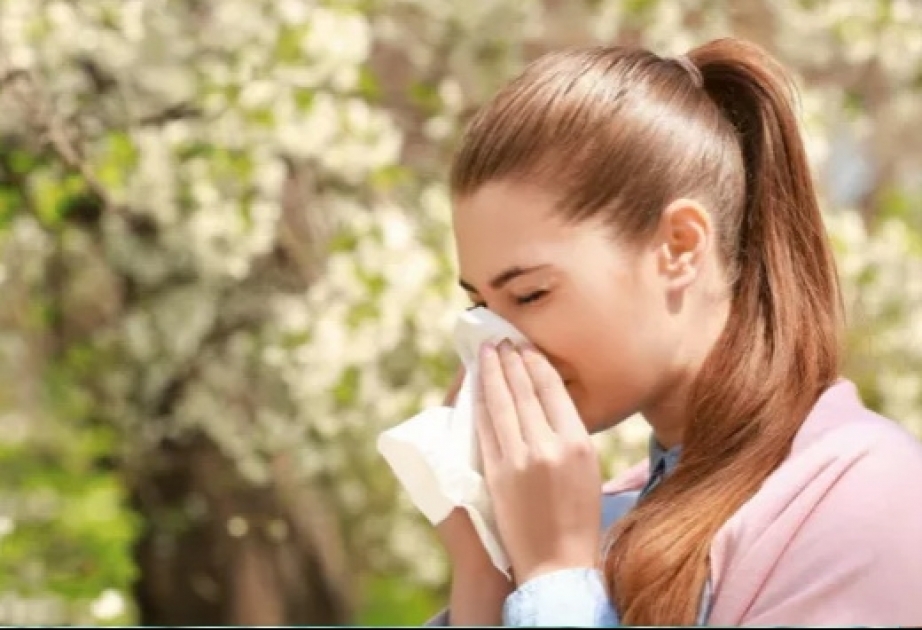 Asqırma mövsümi allergiyanın əsas əlamətlərindən biridir