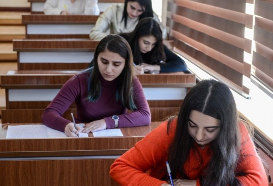 Tələbə akademik borcu əvvəlki semestrdə yaranan iki fənn üzrə imtahanda iştirak edə bilər