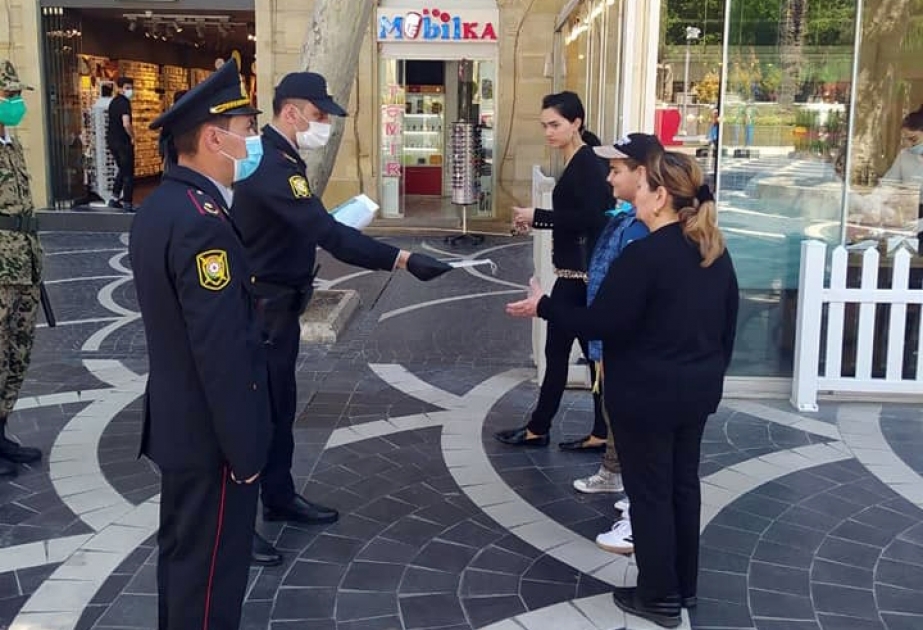 Polis əməkdaşları vətəndaşların sosial izolyasiya qaydalarına əməl etmələri üçün profilaktiki tədbirlər görürlər