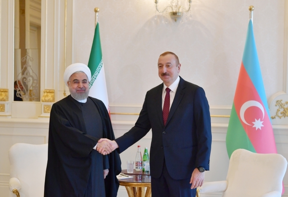Präsident Hassan Rohani gratuliert Präsident Ilham Aliyev zum Tag der Republik