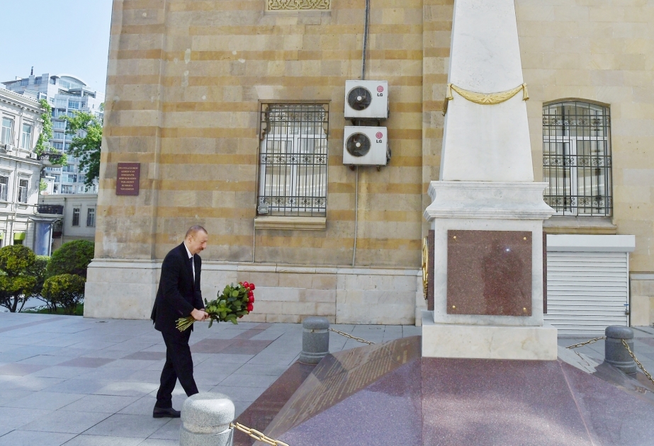Le président Ilham Aliyev visite le monument à la gloire de la République démocratique d'Azerbaïdjan VIDEO
