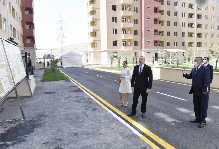 Le président Ilham Aliyev participe à l'inauguration d'un complexe résidentiel construit pour les déplacés internes VIDEO