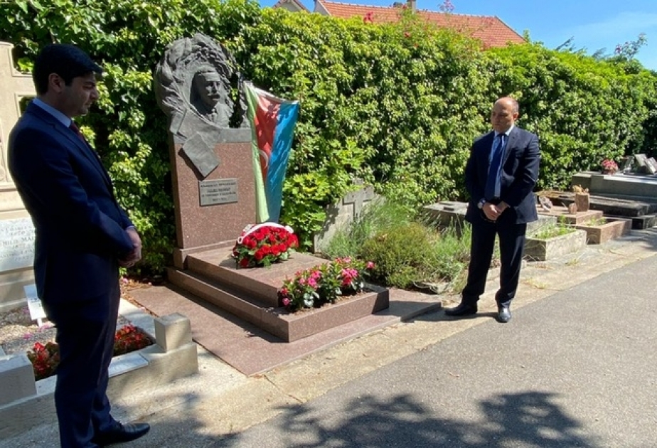 Fransadakı diplomatlarımız Azərbaycan Xalq Cümhuriyyəti qurucularının məzarlarını ziyarət ediblər  VİDEO
