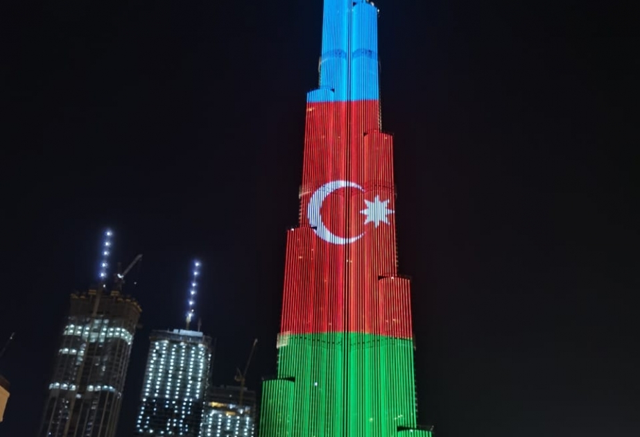 Dünyanın ən hündür “Bürc-Xəlifə” qülləsində Azərbaycan bayrağı əks olunub VİDEO