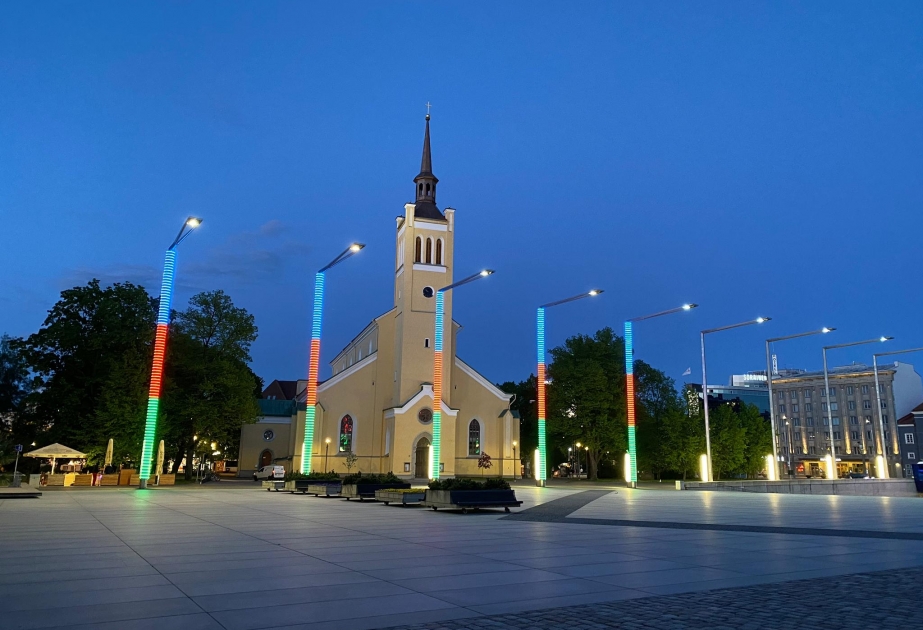 Tallinndəki Azadlıq meydanı dövlət bayrağımızın rənglərinə boyanıb