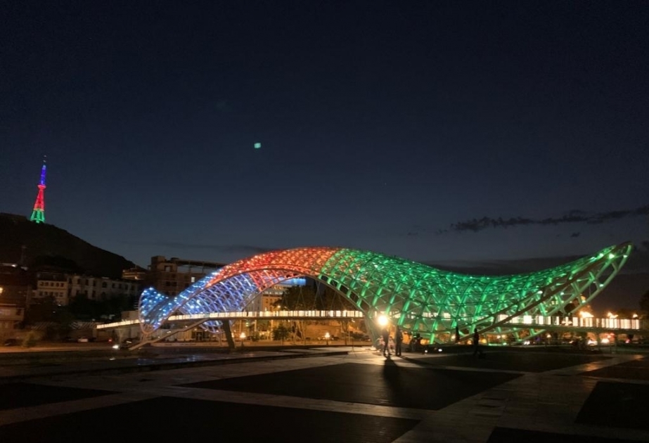 Georgia ilumina la torre de televisión y el puente de Tiflis con los colores de la bandera de Azerbaiyán