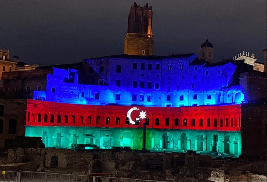 El complejo monumental Mercati di Traiano de la Antigua Roma está iluminado por los colores de la bandera de Azerbaiyán