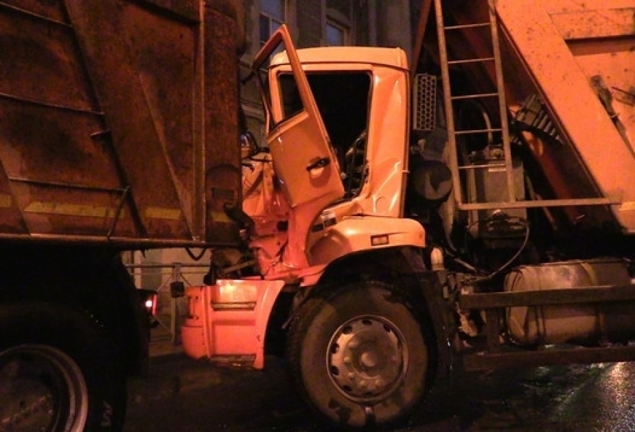 В Сумгайыте столкнулись два грузовика: погибли оба водителя