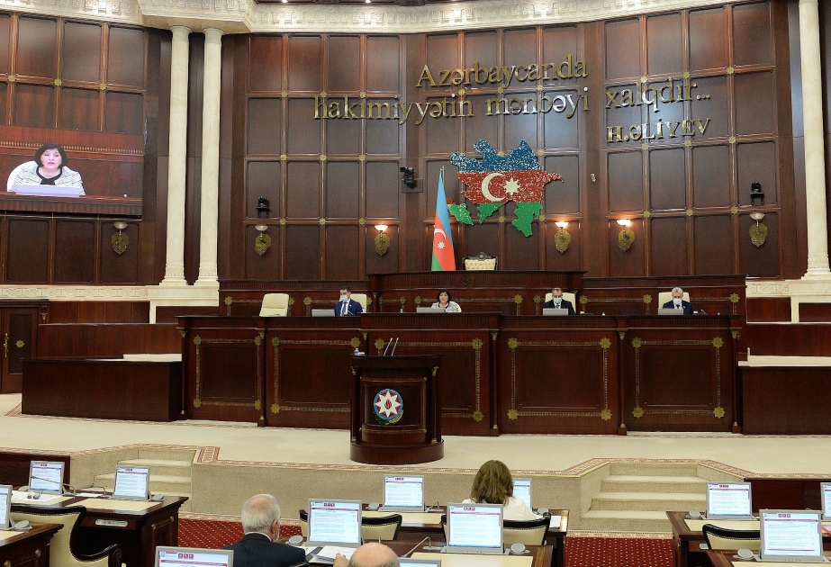 Parlamento de Azerbaiyán debate las multas por llevar máscaras protectoras