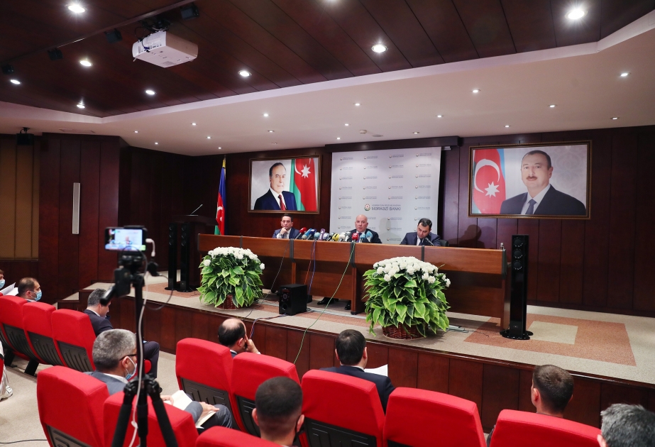 İlin əvvəlindən banklar real sektora 2,6 milyard manat yeni kreditlər verib