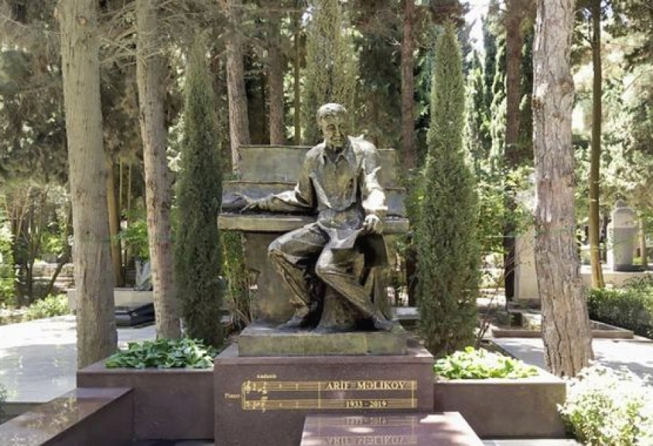 Akademik Arif Məlikovun qəbirüstü abidəsi ucaldılıb